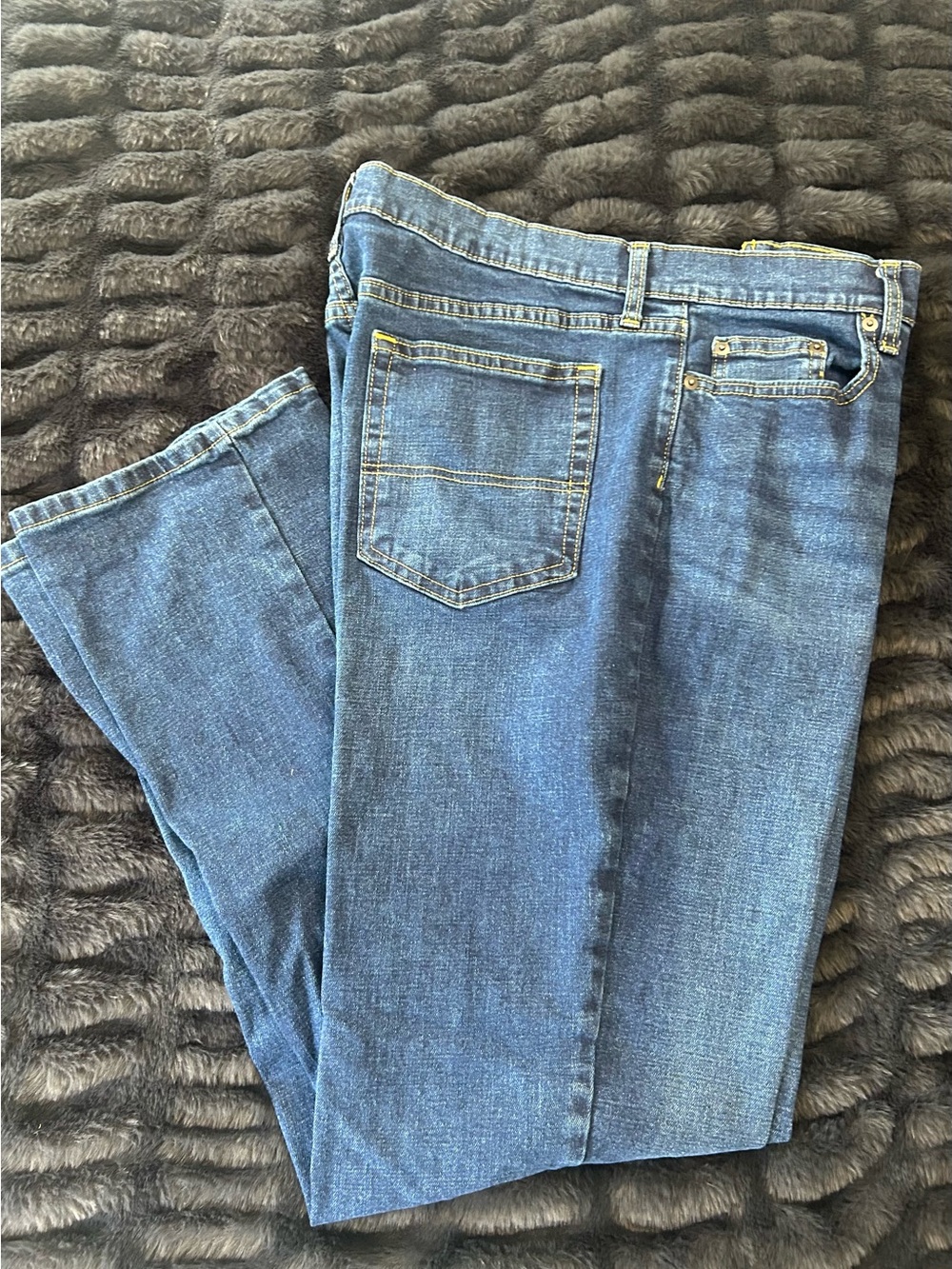Men’ Relaxed Fit Mid Wash Jeans